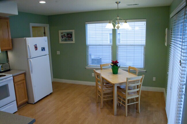 Building Photo - Charming and Spacious 3 bed 2.5 bath in Sp...