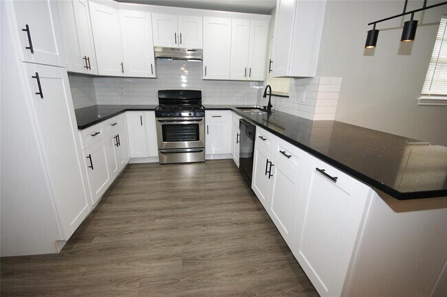 Foto del edificio - 2822 Forest Oaks Dr