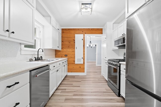 Foto del edificio - Updated 3-Bed, 2-Bath Home on Private Road...