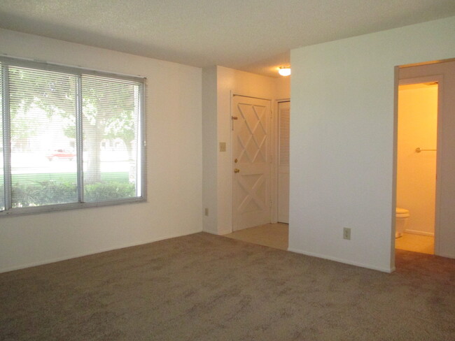 Building Photo - Tempe 3 Bed/1.5 Bath Townhouse w/Community...