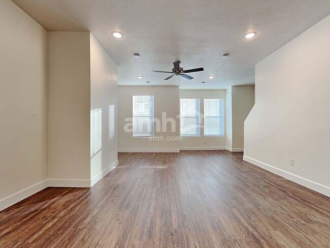 Building Photo - 11032 S Trocadero Avenue