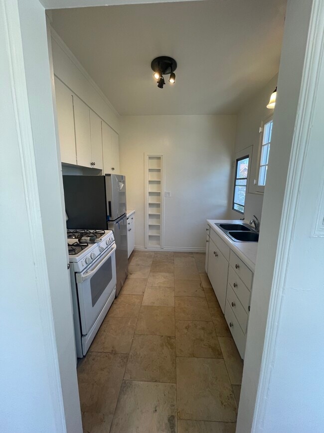 Kitchen - 1413 Fair Oaks Ave