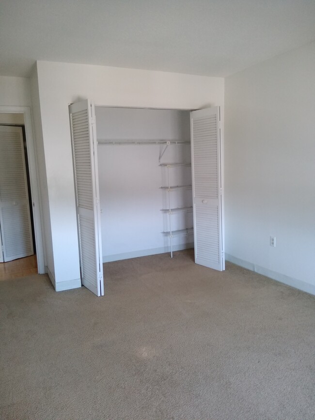 Building Photo - 22 Kenmar Dr