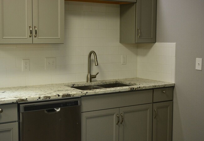Building Photo - Newly updated rental!