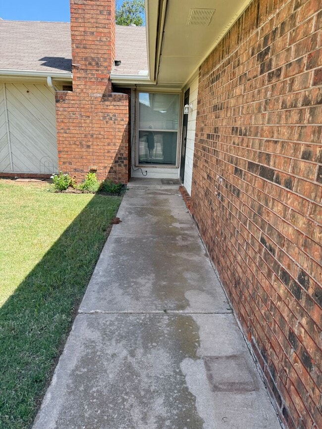 Building Photo - 1018 Summerton Pl