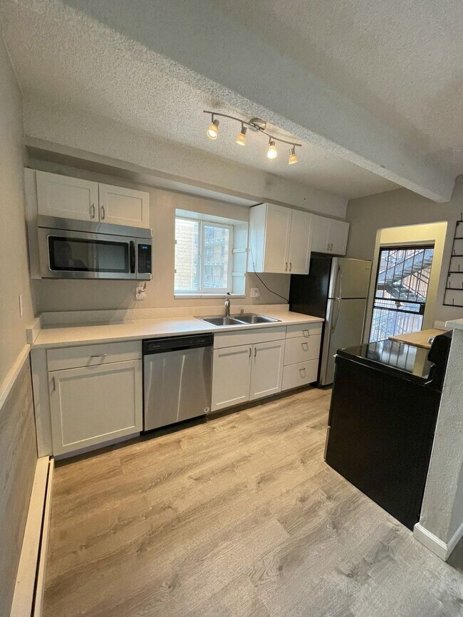 Building Photo - $500 OFF RENT! Spacious 2BD/1BA- BELLEVIEW...
