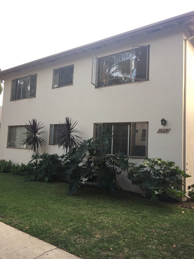 Quiet six unit building on tree-lined, residential street. - 7624 Norton Ave