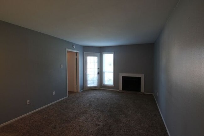 Foto del edificio - 1 Bed 1 Bath, Upstairs Apartment Unit at Heritage West!