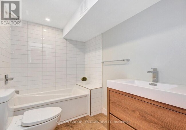 Building Photo - 1598 Botsford St