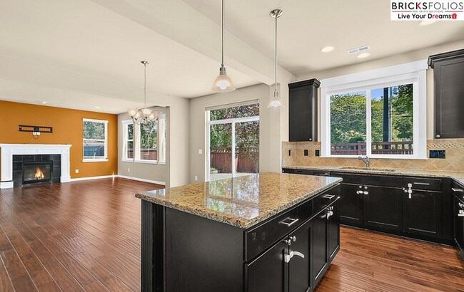 Building Photo - Natural Light-Filled Renton Home with Spac...