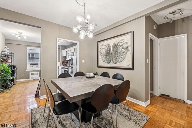 Building Photo - 5 Roosevelt Pl