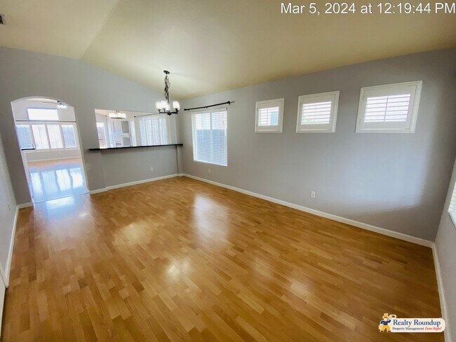 Building Photo - Beautiful Home With Lots of Upgrades