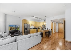 Building Photo - 215 10th Ave S