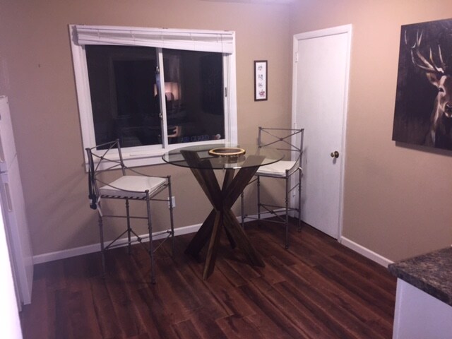 Comedor en la cocina - 3207 N Peoria Ave