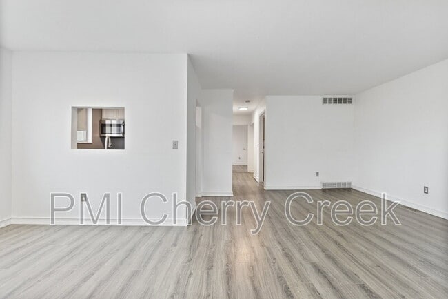 Foto del edificio - 8773 Chase Dr