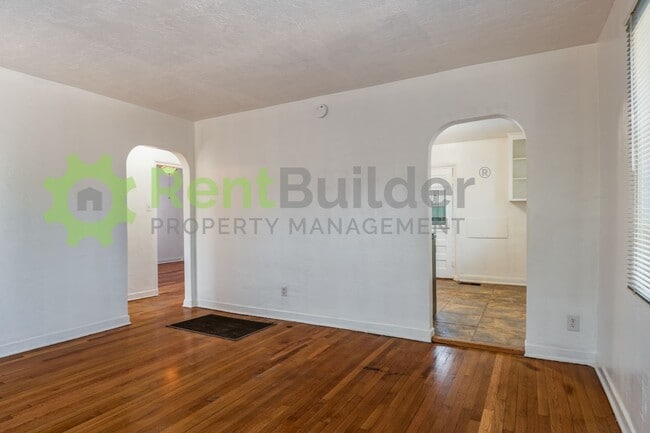 Building Photo - 610 Madison St NE
