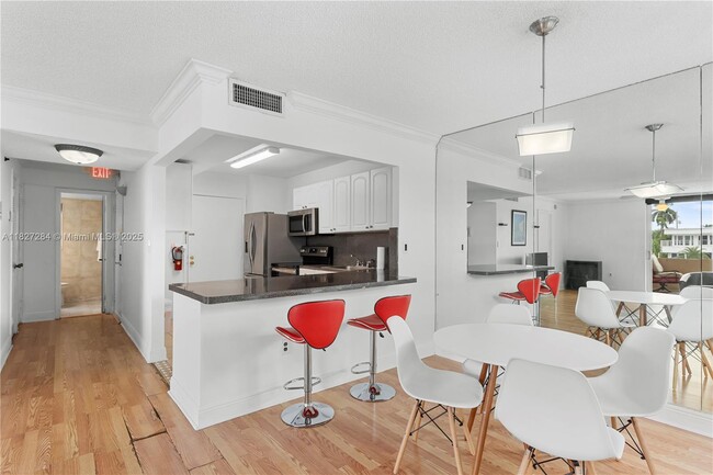 Building Photo - 9440 W Bay Harbor Dr