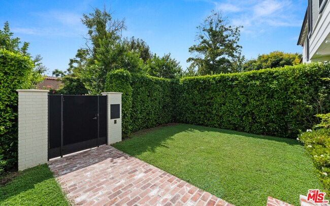 Foto del edificio - 9563 Charleville Blvd