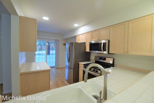 Building Photo - 2 br, 2.5 bath House - 601 12th Ave NW F-2