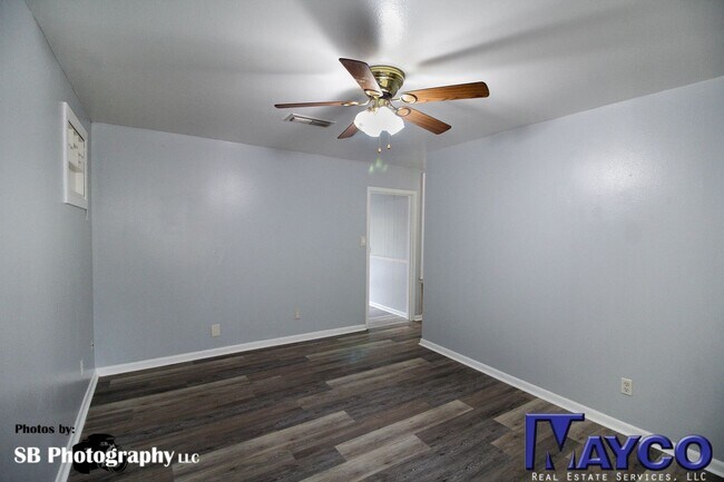 Building Photo - 3 bedroom 1 bath HOUSE in Southern Hills!