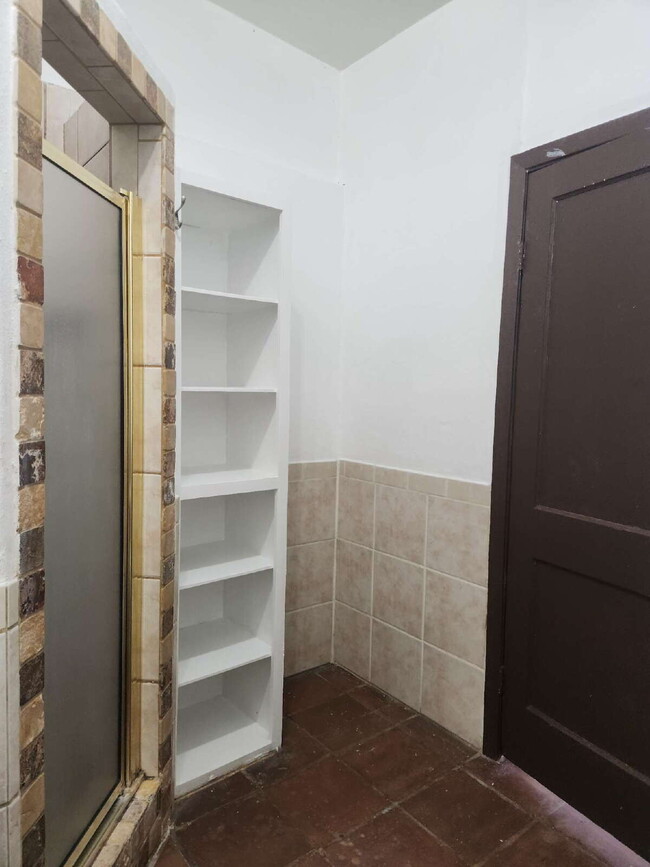 Building Photo - Available 2 bed 1 bath with large private ...