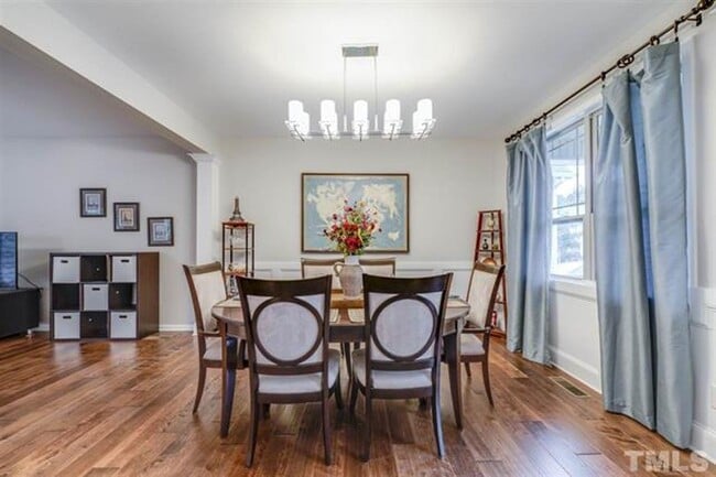 Building Photo - 4 Bedroom Home with Bonus Room & 2 Car Gar...