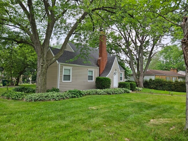 Building Photo - 36 Deerpath Rd