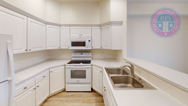 Building Photo - Updated Beatiful Townhome! Large open Kitc...