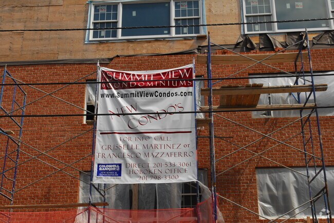 Building Photo - 2701 Summit Ave