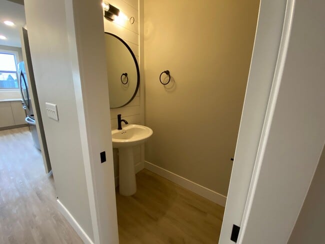 Building Photo - Townhouse with 3 bedrooms / 2 bathrooms in...