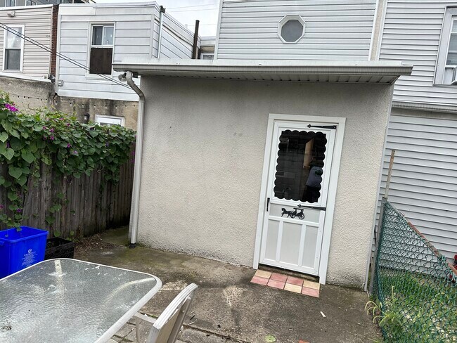 Building Photo - 2544 Cedar St