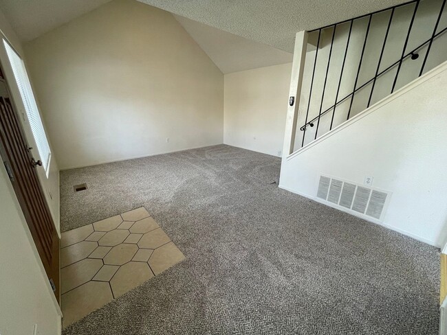 Building Photo - Cozy townhome in Carson City!
