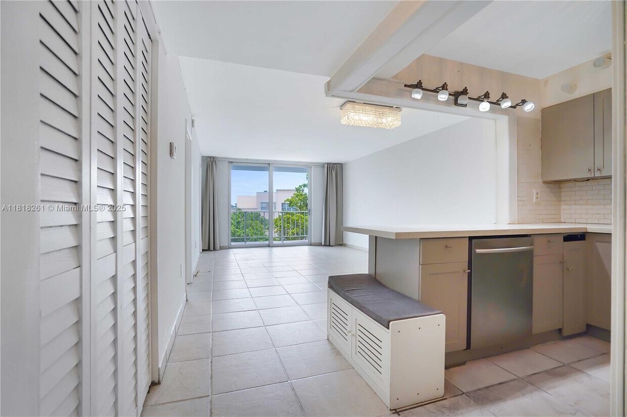 Foto principal - 6900 Bay Dr