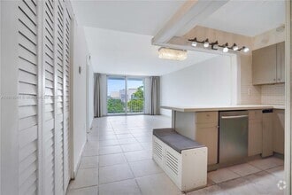 Building Photo - 6900 Bay Dr