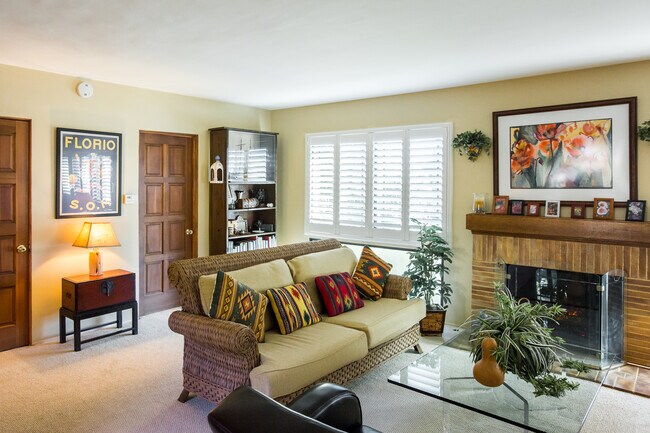 Living Room - 1928 Hillcrest Rd