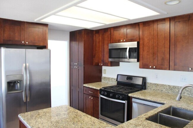 Building Photo - 4Bed/3Bath with 1 bed and bath downstairs & bonus room~ Avenida Andante