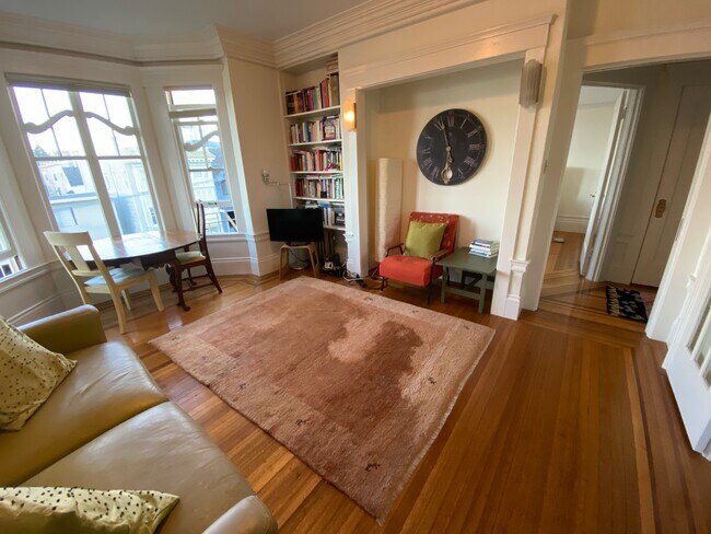 LR includes small literary library - 1145 Green St