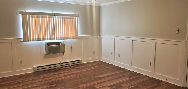 Building Photo - 49 Glade St