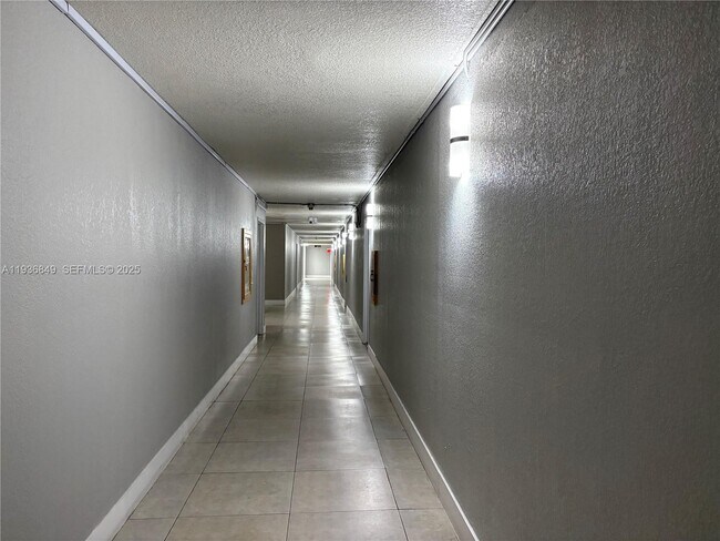 Foto del edificio - 9350 Fontainebleau Blvd