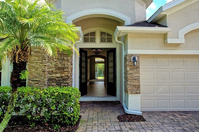 Foto del edificio - Gorgeous 4 bedroom/3 bathroom home, with 3...