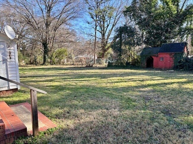 Building Photo - Won't LAST 2 Bedroom 1 bath Home with BONU...