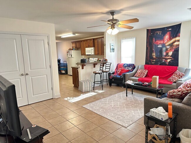 Foto del edificio - Five Bedroom Near Downtown Available for Pre-Lease!