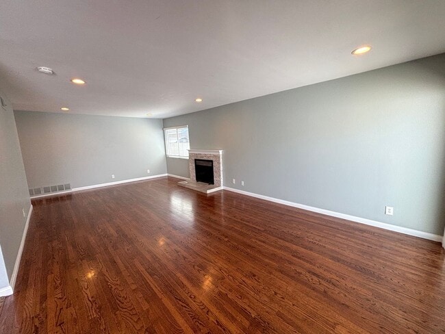 Building Photo - Clean and Upgraded 4 Bedroom Home Availabl...