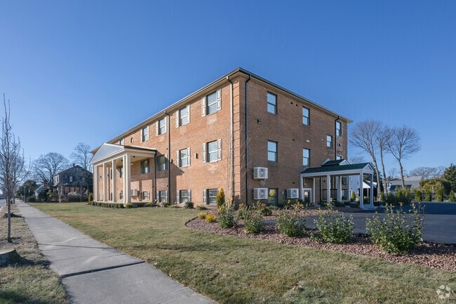 Building Photo - 747 Pontiac Ave