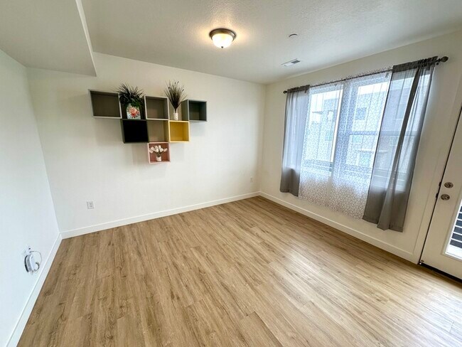 Foto del edificio - Modern 3-Bedroom Condo in Adventurous Daybreak!