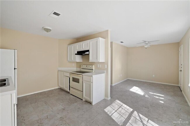 Building Photo - 303 Gastel Cir