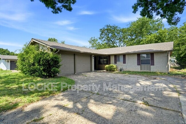 Photo - 924 Wisteria Way House