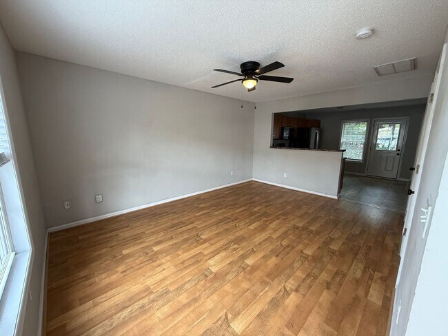 Building Photo - Nice 2 bedroom, 2.5 bath Townhouse