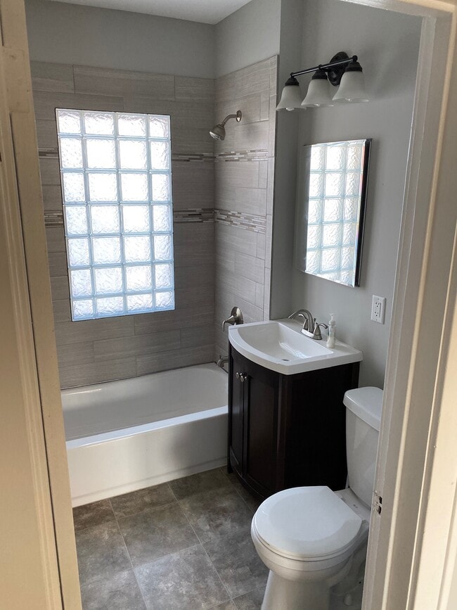 Baño - 3430 24th Ave S