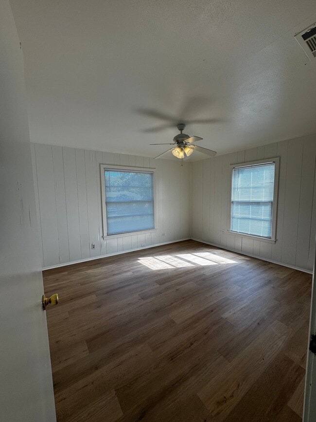 Building Photo - 1813 Travis St